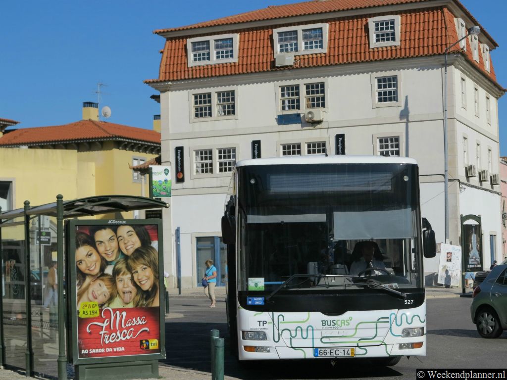 Bij het treinstation van Cascais stoppen ook de bussen naar Sintra.Tip: Vervoer van Cascais naar Lissabon.